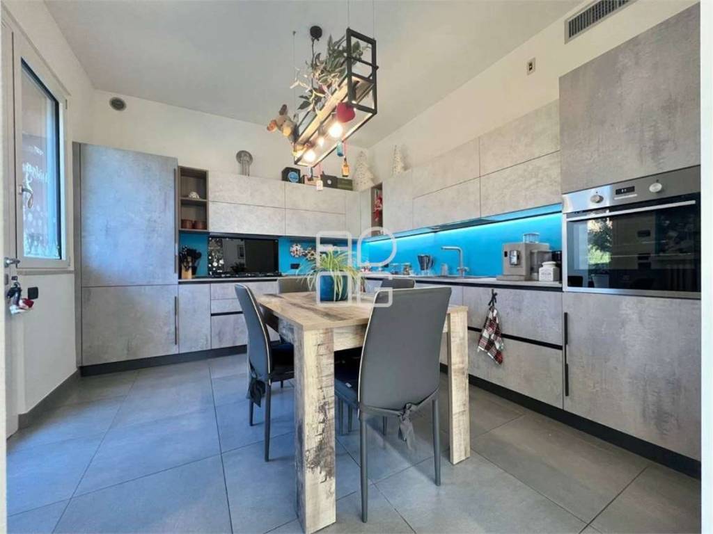 casa indipendente in vendita a Sirmione in zona Colombare