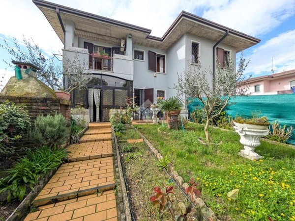 appartamento in vendita a Sirmione in zona Lugana