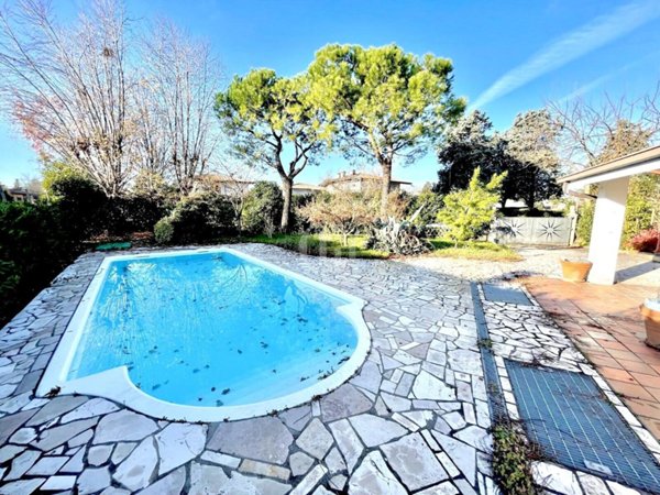 casa indipendente in vendita a Sirmione