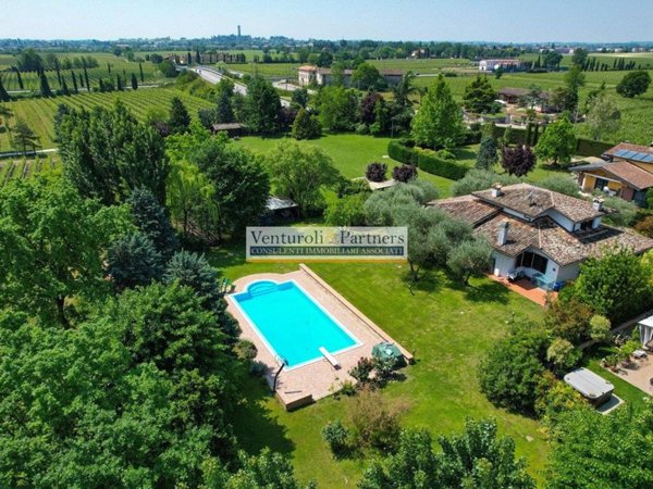casa indipendente in vendita a Sirmione in zona Rovizza
