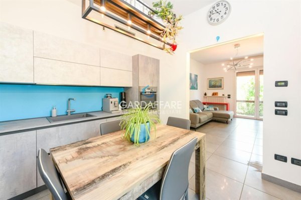 casa indipendente in vendita a Sirmione in zona Colombare