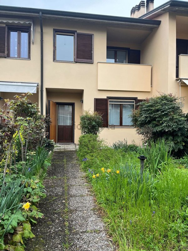 casa indipendente in vendita a Sirmione in zona Colombare