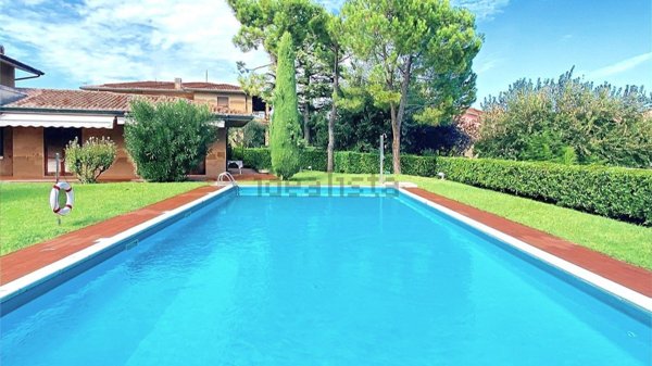 casa indipendente in vendita a Sirmione in zona Colombare
