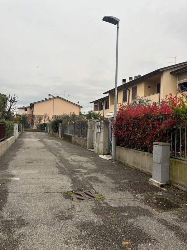 casa indipendente in vendita a Sirmione in zona Colombare