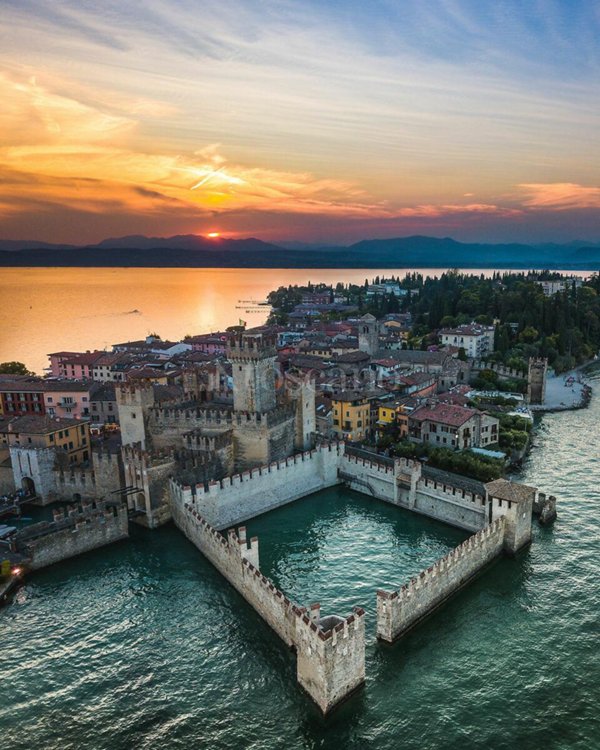 casa indipendente in vendita a Sirmione in zona Colombare