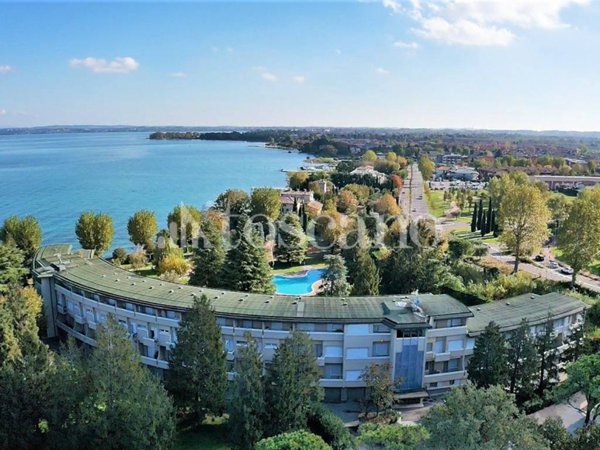 casa indipendente in vendita a Sirmione in zona Colombare