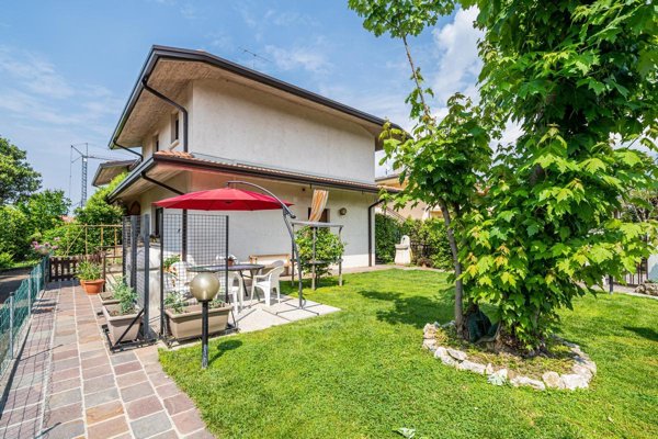 casa indipendente in vendita a Sirmione