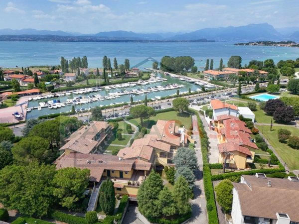 appartamento in vendita a Sirmione in zona Colombare