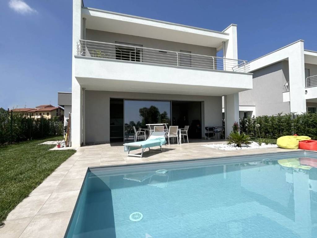 casa indipendente in vendita a Sirmione in zona Lugana