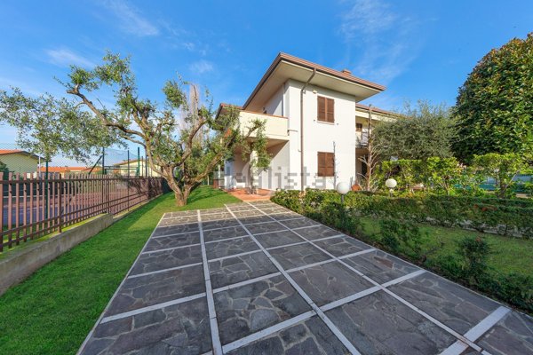 quadrivano in vendita a Sirmione in zona Colombare