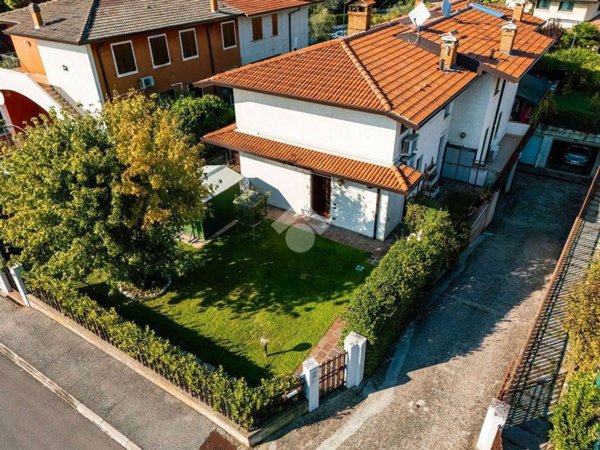 casa indipendente in vendita a Sirmione in zona Lugana