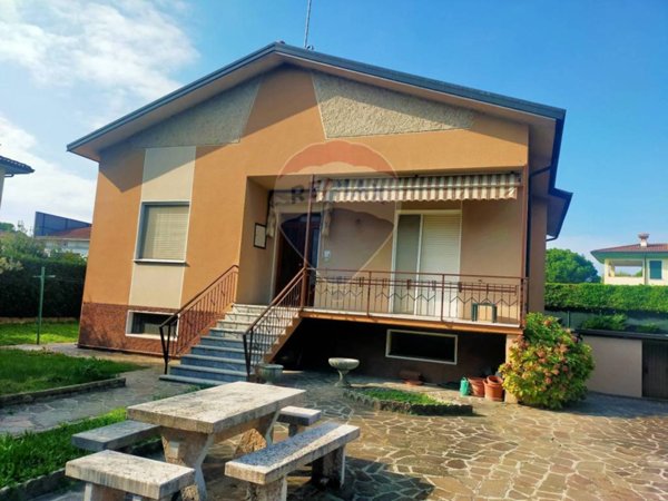 casa indipendente in vendita a Sirmione in zona Colombare