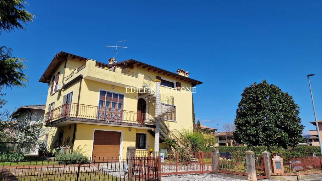 casa indipendente in vendita a Sirmione in zona Colombare