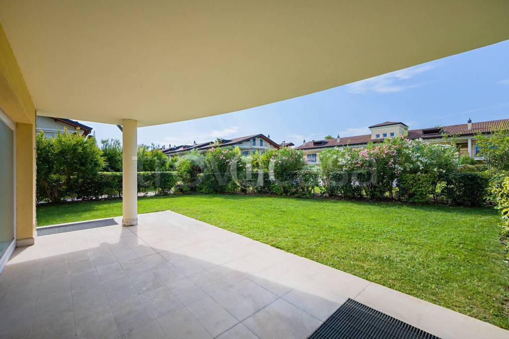 casa indipendente in vendita a Sirmione in zona Colombare