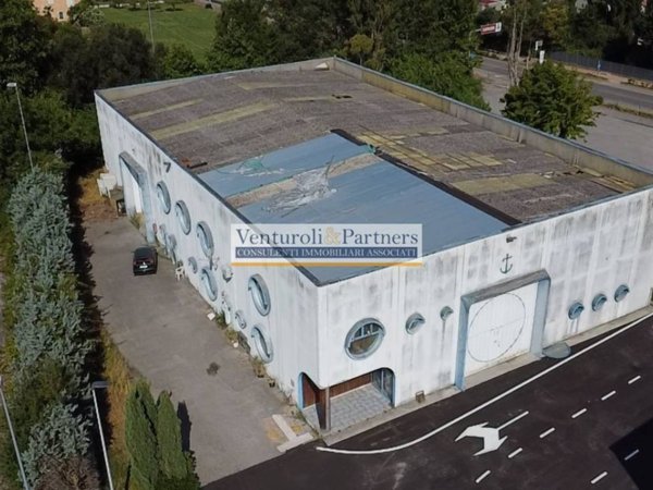 locale commerciale in vendita a Sirmione in zona Lugana