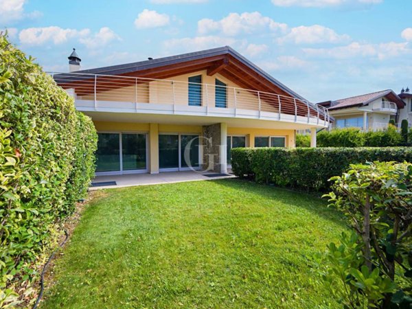 casa indipendente in vendita a Sirmione in zona Colombare