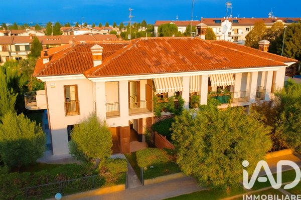 casa indipendente in vendita a Sirmione in zona Colombare