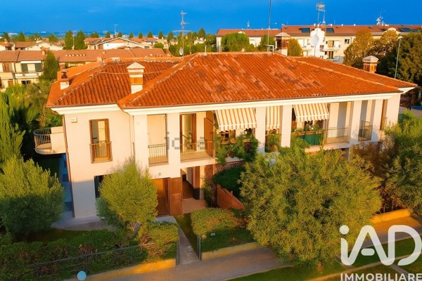 casa indipendente in vendita a Sirmione in zona Colombare