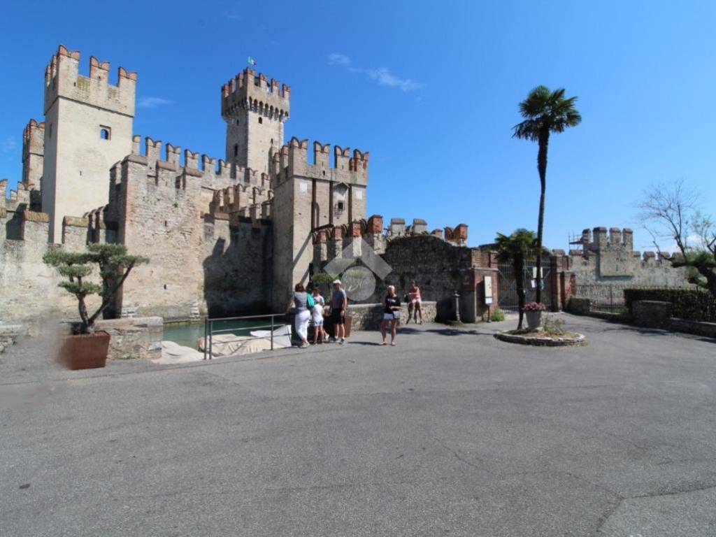 intera palazzina in vendita a Sirmione in zona Colombare