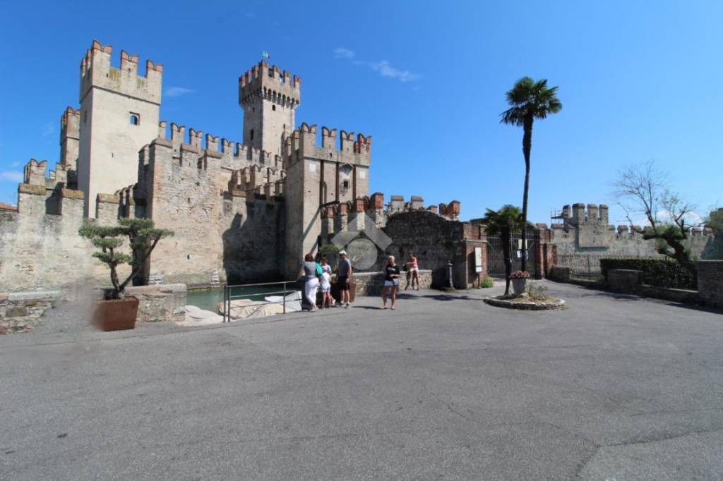 negozio in vendita a Sirmione in zona Colombare