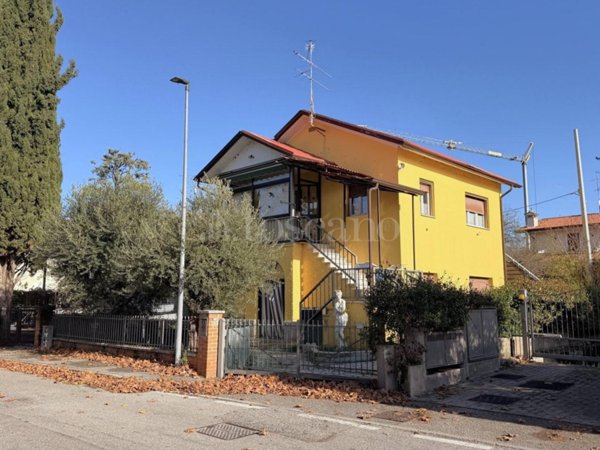 casa indipendente in vendita a Sirmione