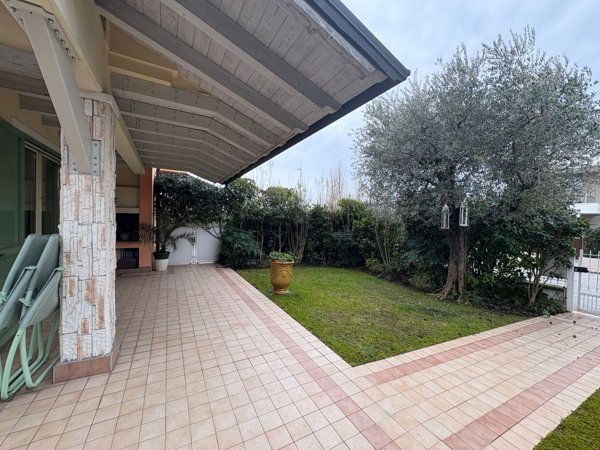 casa indipendente in vendita a Sirmione in zona Colombare