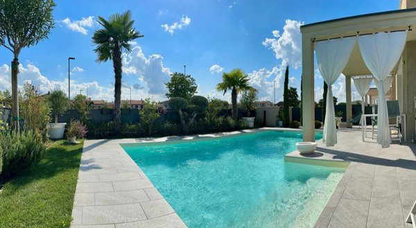 casa indipendente in vendita a Sirmione in zona Lugana