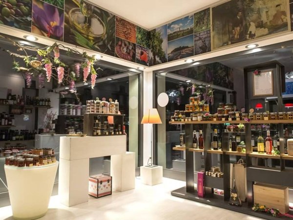 negozio in vendita a Sirmione in zona Colombare