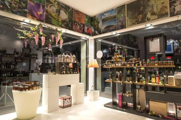 negozio in vendita a Sirmione in zona Colombare