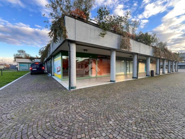 negozio in vendita a Sirmione in zona Colombare