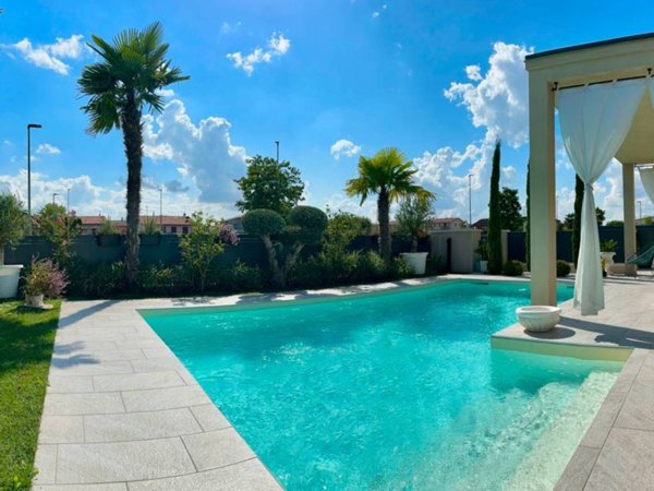 casa indipendente in vendita a Sirmione in zona Chiodi