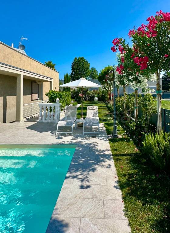 casa indipendente in vendita a Sirmione in zona Lugana