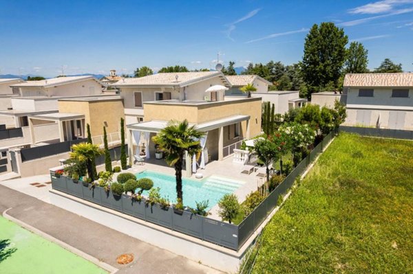 casa indipendente in vendita a Sirmione in zona Lugana