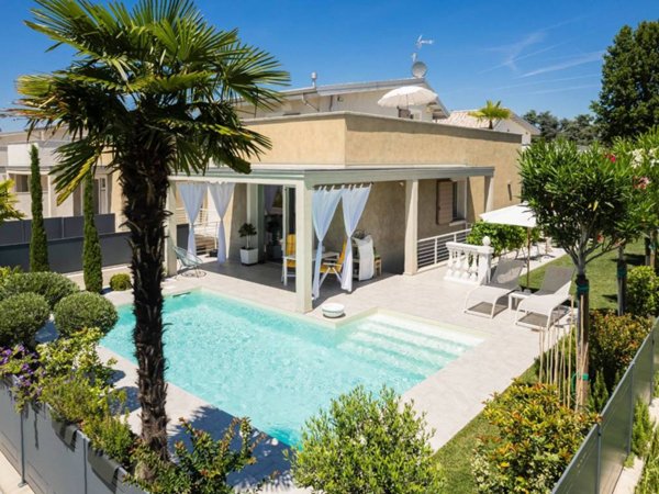 casa indipendente in vendita a Sirmione in zona Lugana