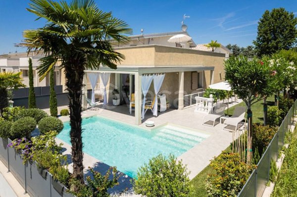 casa indipendente in vendita a Sirmione in zona Chiodi