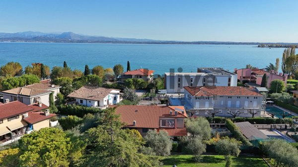 casa indipendente in vendita a Sirmione in zona Colombare