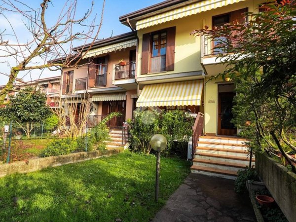 casa indipendente in vendita a Sirmione in zona Colombare