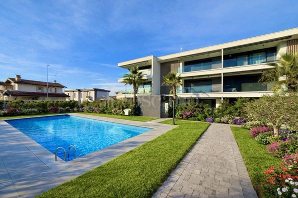 casa indipendente in vendita a Sirmione in zona Colombare