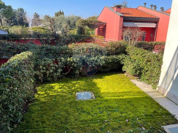 appartamento in vendita a Sirmione in zona Lugana