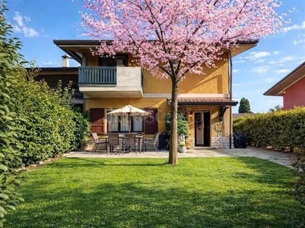 casa indipendente in vendita a Sirmione in zona Colombare