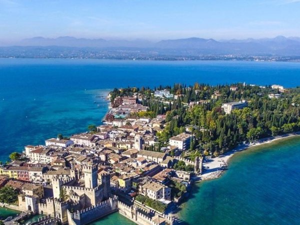 negozio in vendita a Sirmione in zona Colombare