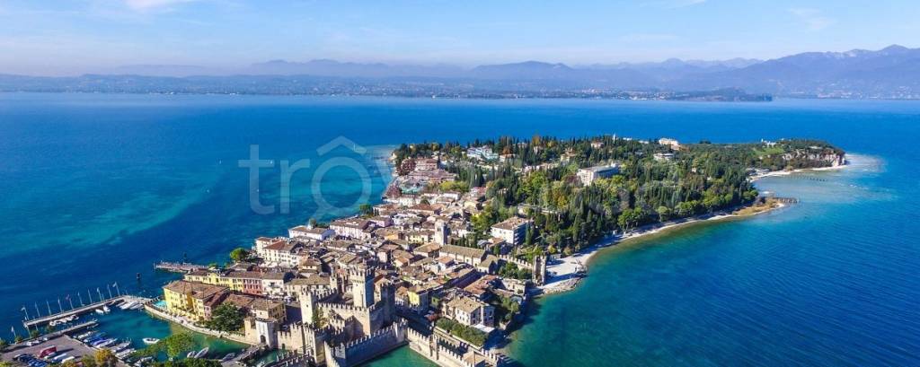 negozio in vendita a Sirmione in zona Colombare