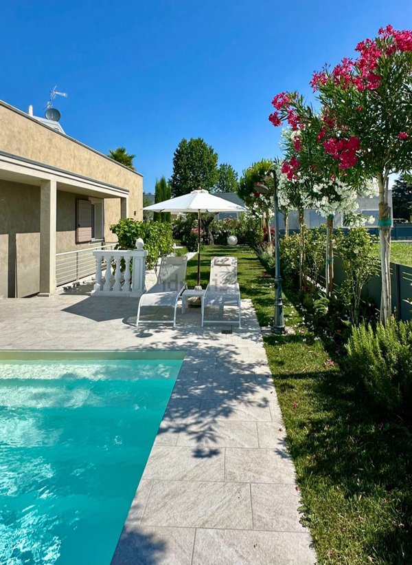 casa indipendente in vendita a Sirmione in zona Lugana