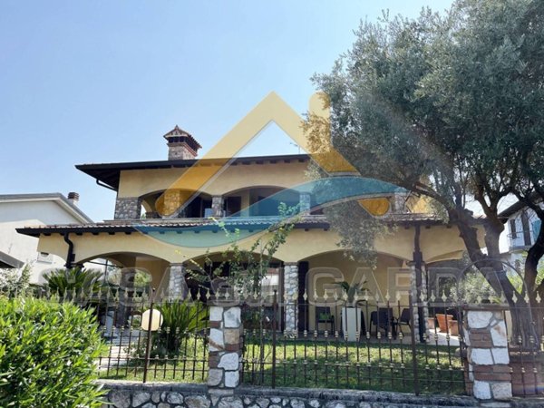 casa indipendente in vendita a Sirmione in zona Chiodi