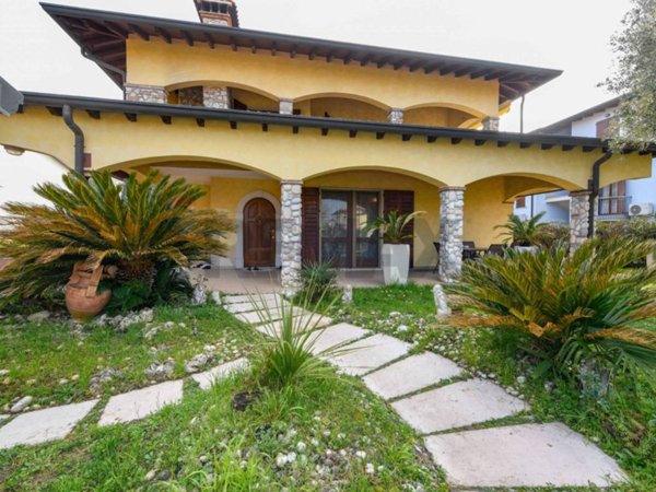 casa indipendente in vendita a Sirmione in zona Chiodi