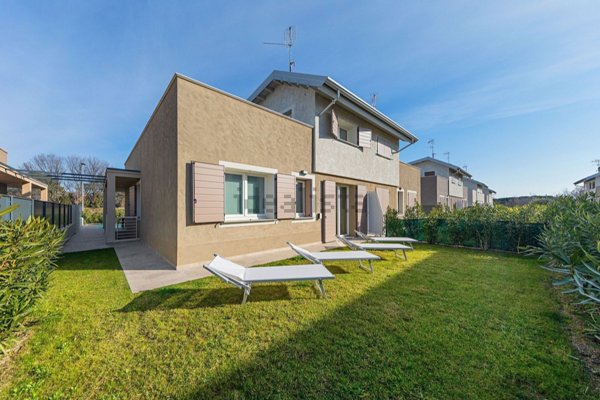 casa indipendente in vendita a Sirmione in zona Chiodi
