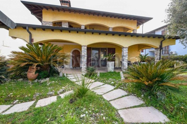 casa indipendente in vendita a Sirmione in zona Chiodi