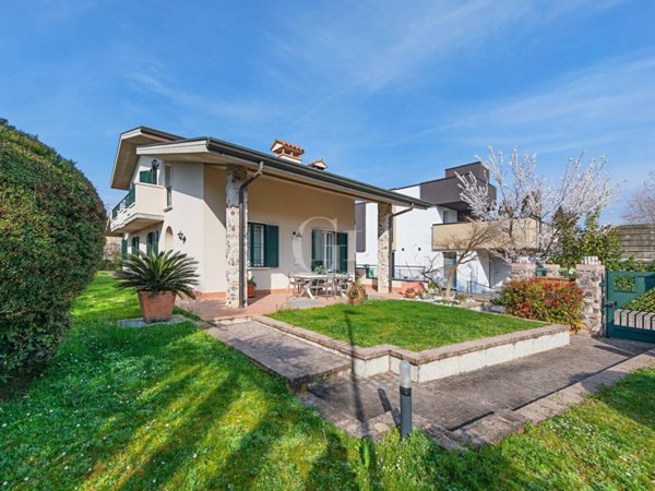 casa indipendente in vendita a Sirmione