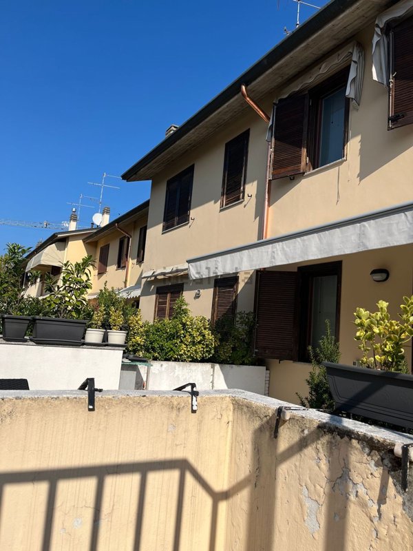 casa indipendente in vendita a Sirmione in zona Colombare
