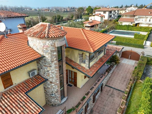 casa indipendente in vendita a Sirmione in zona Chiodi